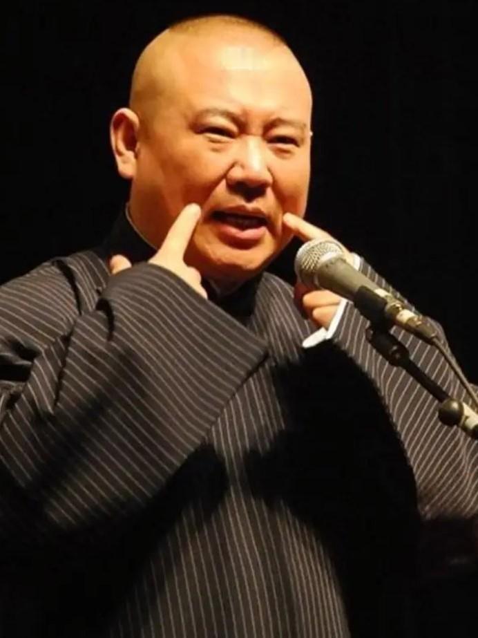 相声名家杨议揭秘看不上郭德纲的原因！昨天杨议直播时表示：我为什么看不上郭德纲？因