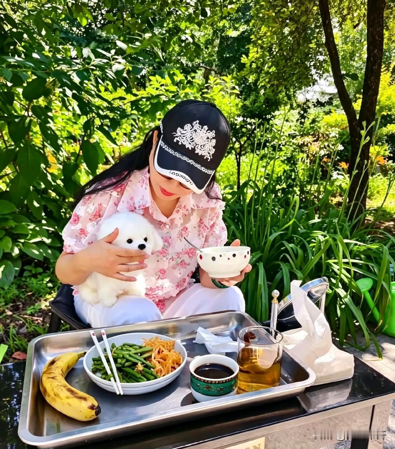 刘晓庆在自家花园喝下午茶，一手搂狗一手端碗，桌上摆着香蕉和拌面，这小日子真舒坦。