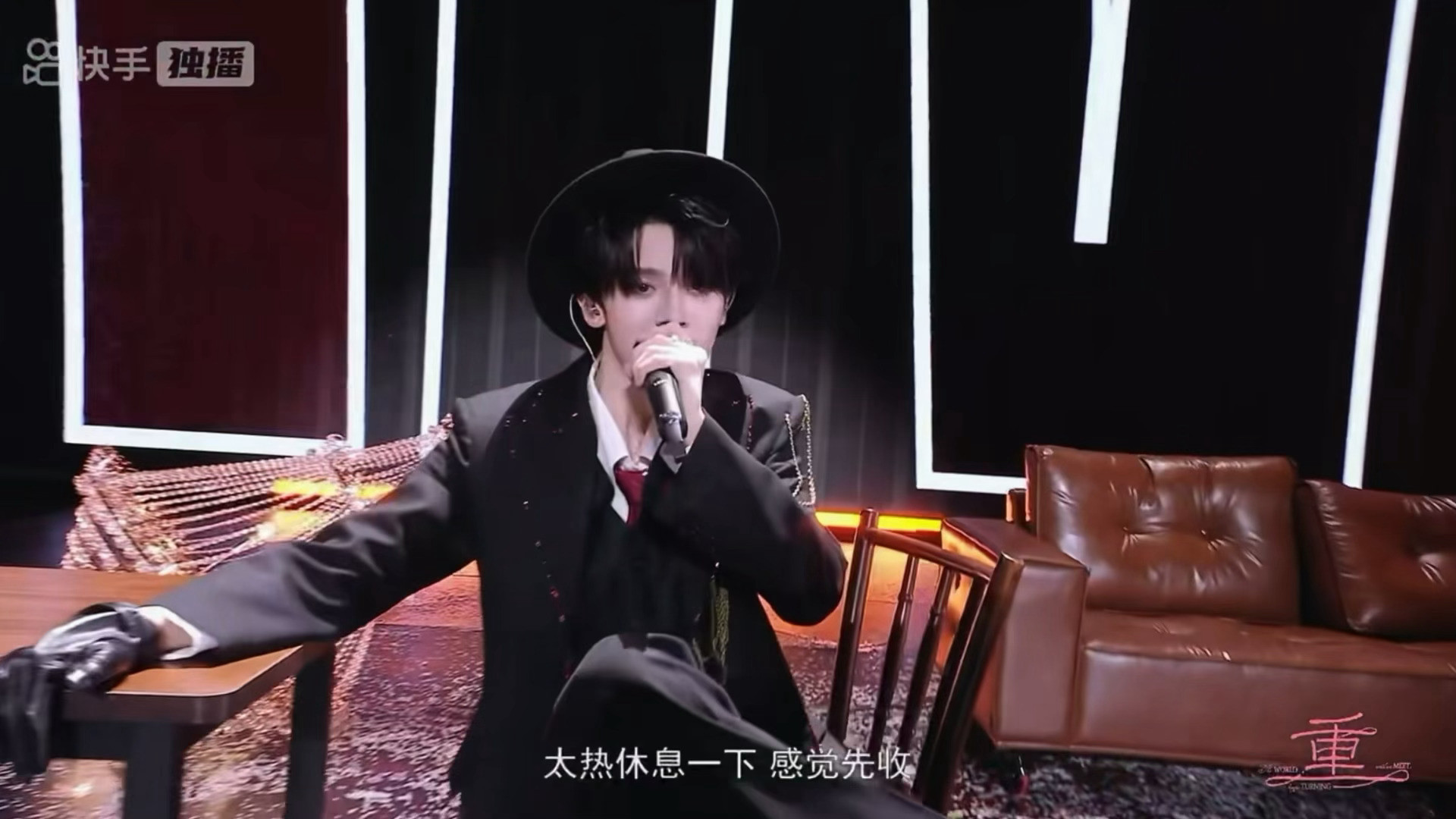 晃头红底皮鞋这个美丽坏女人真想让我精尽人亡了​​​
