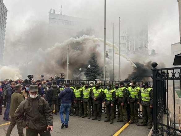 基辅连续第二天没有水，抗议者开始封锁街道在能源设施遭到大规模袭击后，基辅已经