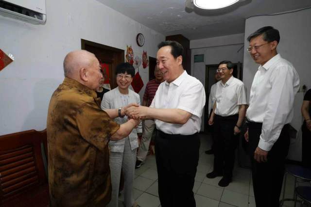 王浩“七一”前夕走访慰问老党员