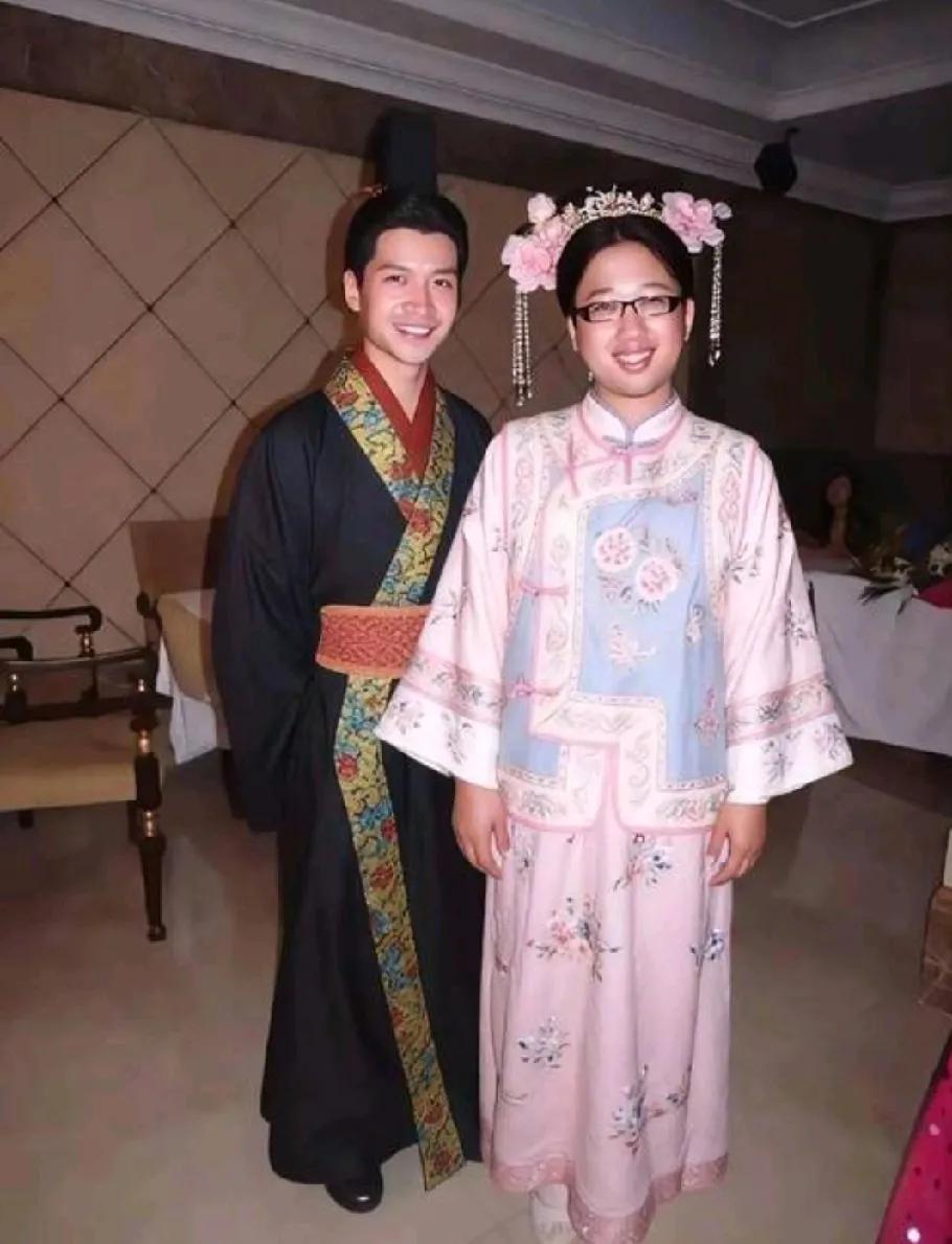 哇塞，竟头中的于正竟然男扮女装，搔首弄姿，'靓'出天际了！于正与何晟铭这样搞笑的