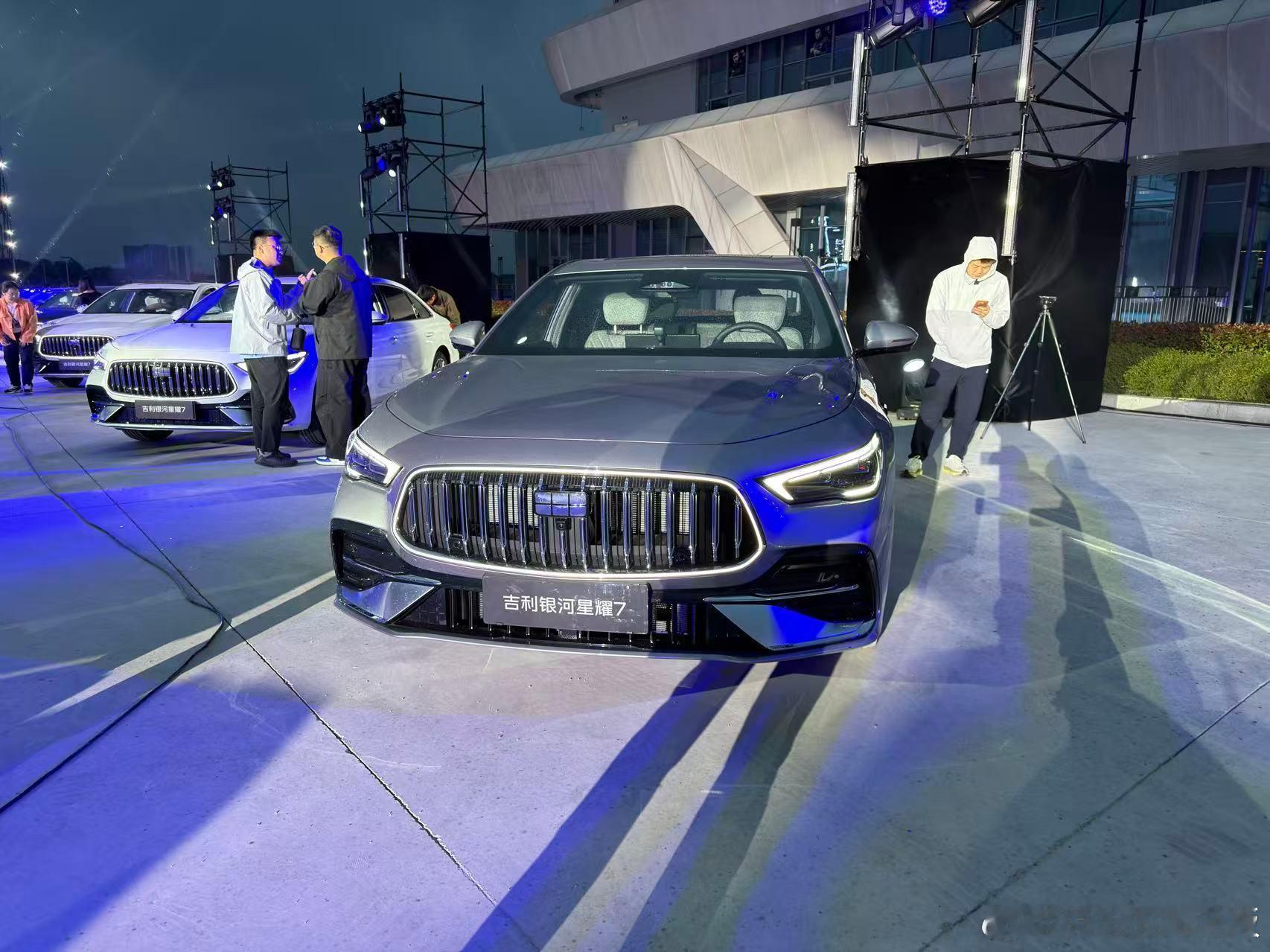 10万级家轿市场最坑的，就是车企总玩“二选一”的套路！要性能就别想省油，要配置就