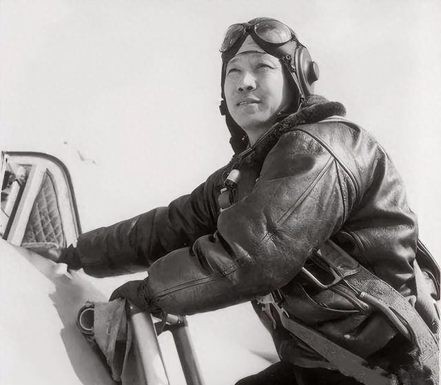 1953年，一架台湾军机在返回金门的途中，领航员突然将手枪对准飞行员的脑袋，命令