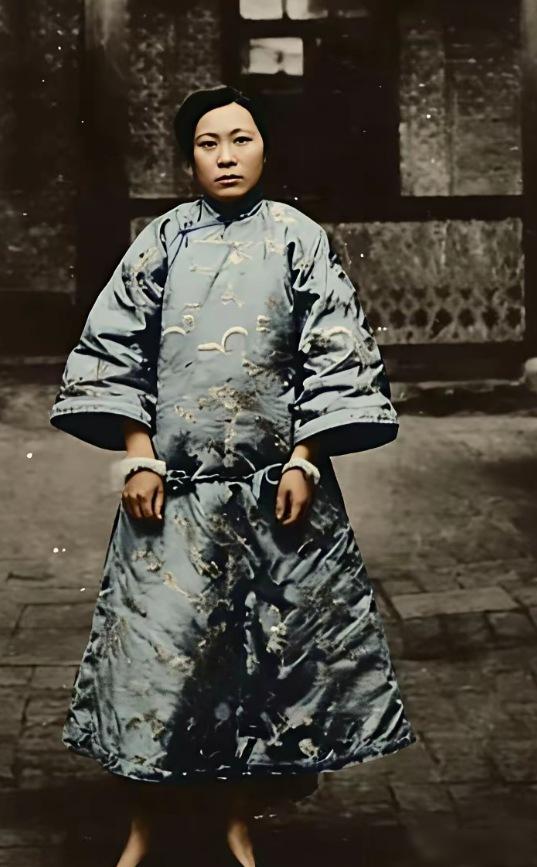 这个戴着手铐的女子，百年前在东北是非常有名的，江湖报号驼龙，出身本来是良家女子，