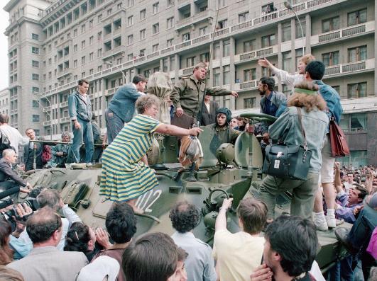 苏联之后，现在轮到美西方陷入认知危机了吗？当年苏联人看到西德超市货架而信仰崩塌