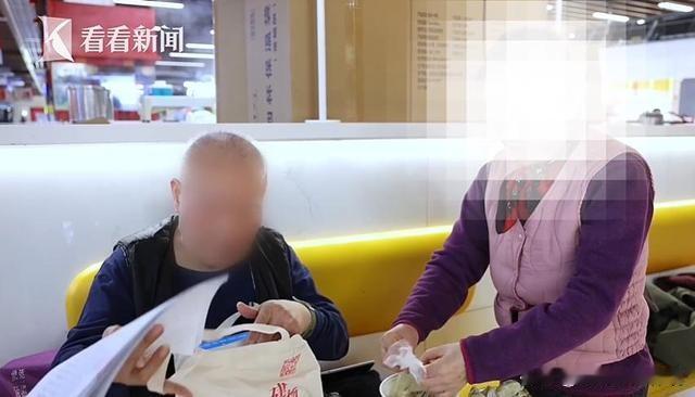 上海杨浦区，七旬老人有家不回，却在超市后门的员工通道里住了近10年，他的床就是一