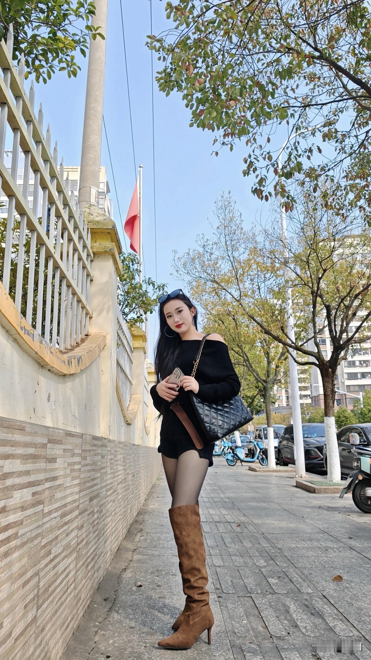 晒出美丽身影都市时尚女孩，黑衣红唇，优雅漫步在城市街头。