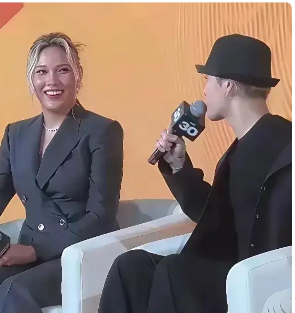 20岁的谷爱凌，变样了，变胖了，打扮也太成熟了，不仔细看，还真真看不出来是她，这