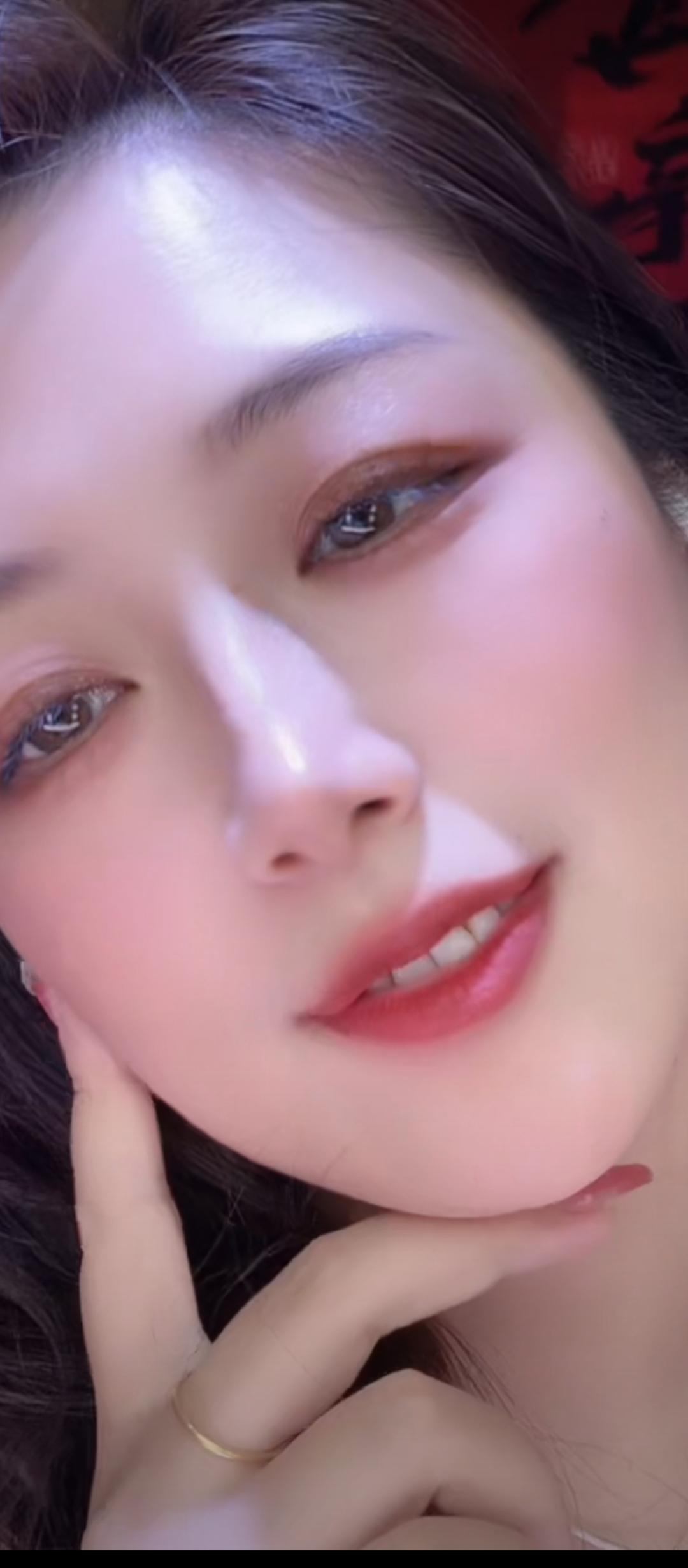 温柔眼妆，甜美微笑，元气满满的一天！😊✨