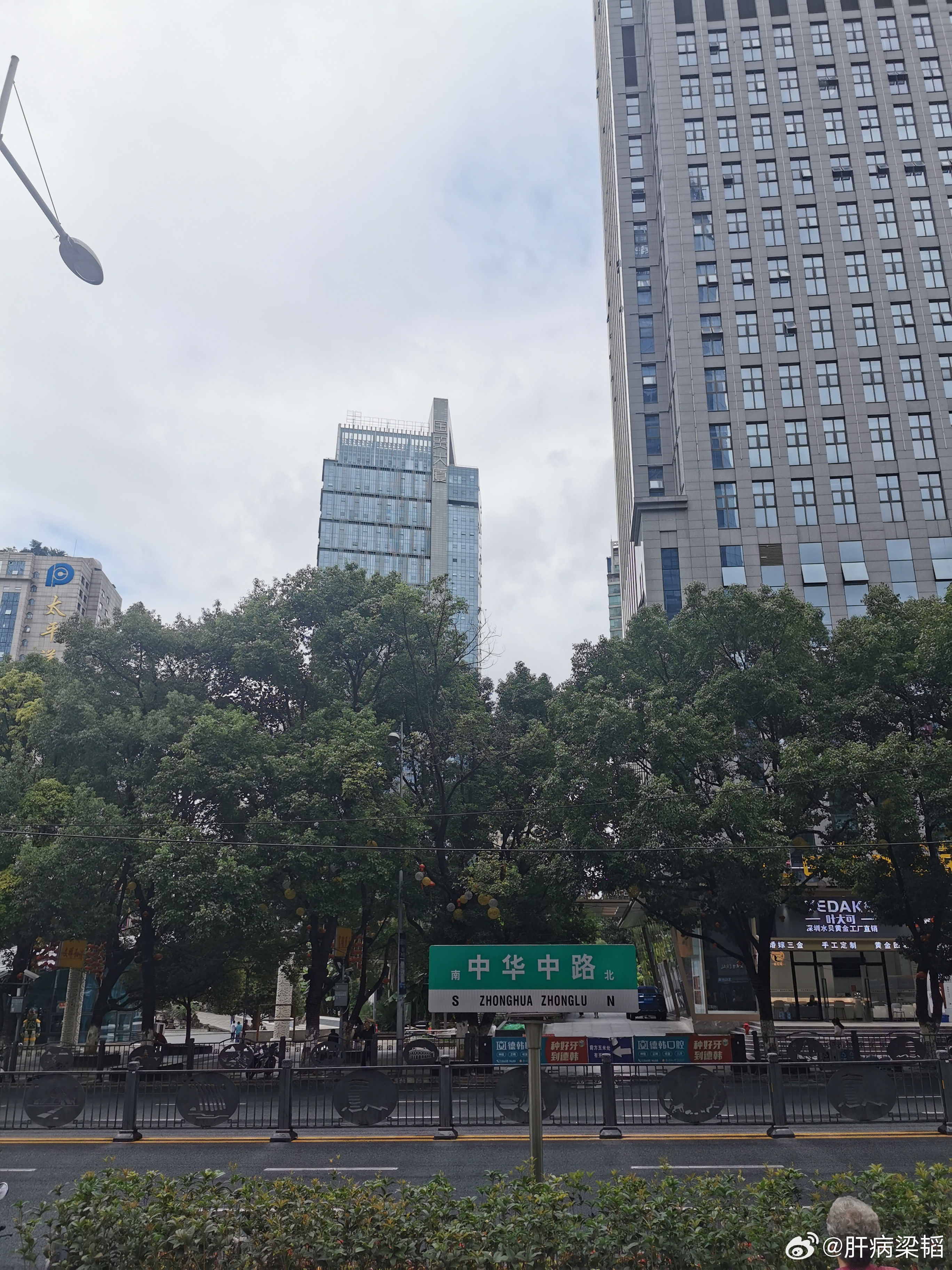 肠痉挛：刚走在街上，很突然肚子痛，非常剧烈，伴便意，几乎达到不能行走的程度，但持