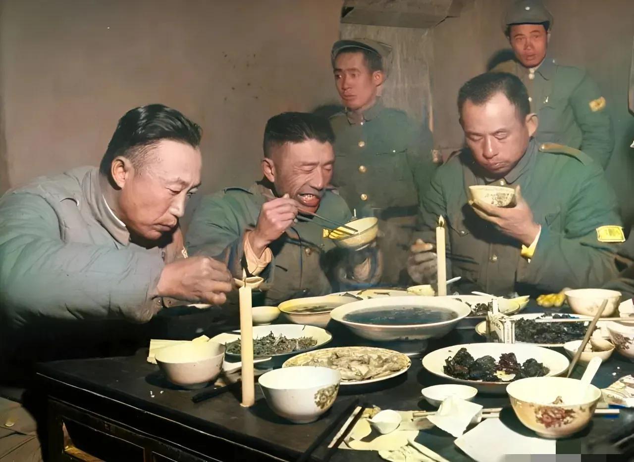这是1948年，淮海战役中，国民党大员正在用餐的画面，正对镜头的人叫李弥，是国民