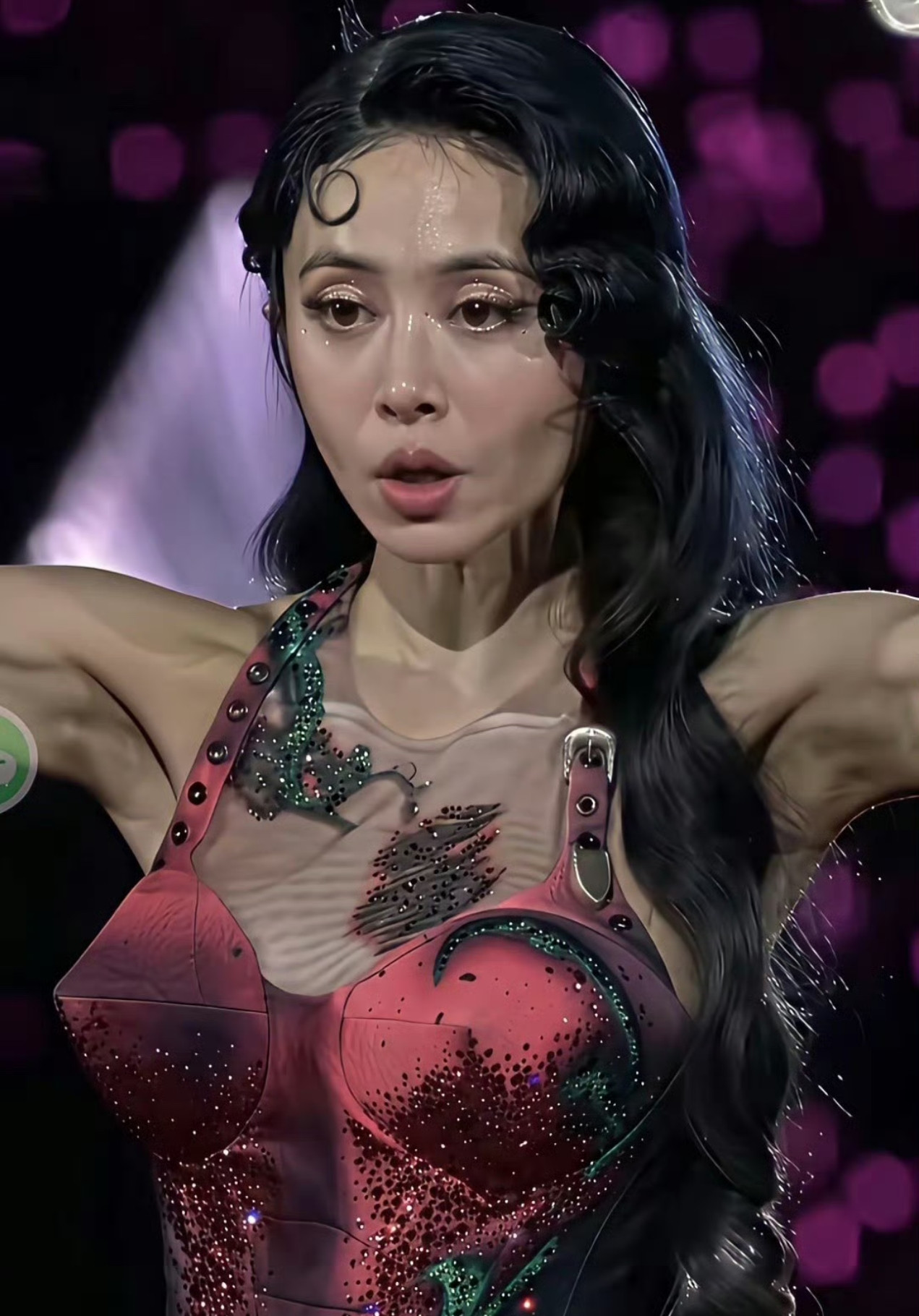 蔡依林突然就老了很多，感觉她应该是健身爱好者，肌肉线条很明显。