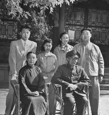 1914年，31岁的阎锡山迎娶了14岁的小妾李桂贞，洞房花烛夜，他走进房间，不说