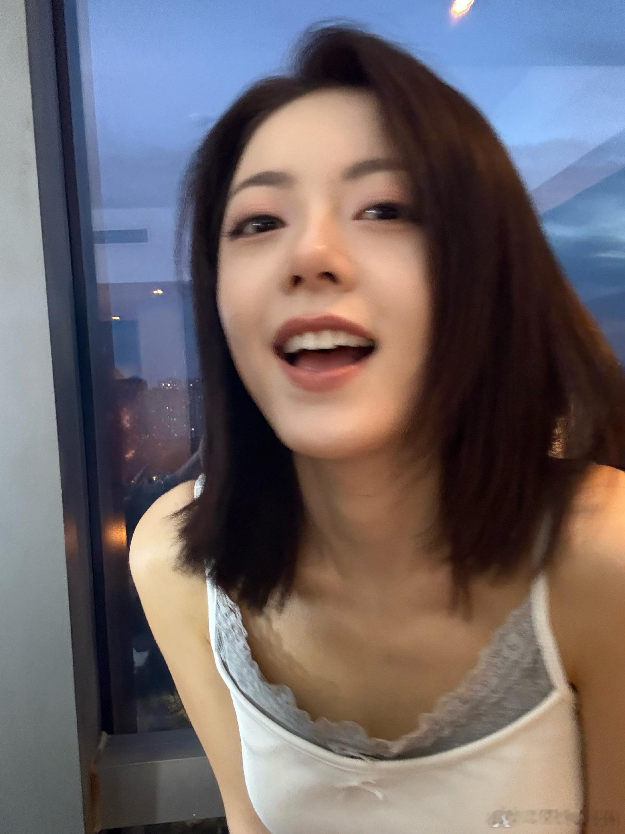 麦的五官好精致！笑眼甜到冒泡，每一帧都戳中我！​​​