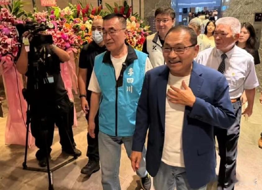 李四川声量有变，与侯友宜同台选择放低姿态，与对待郑丽文形成鲜明对比！众所周知