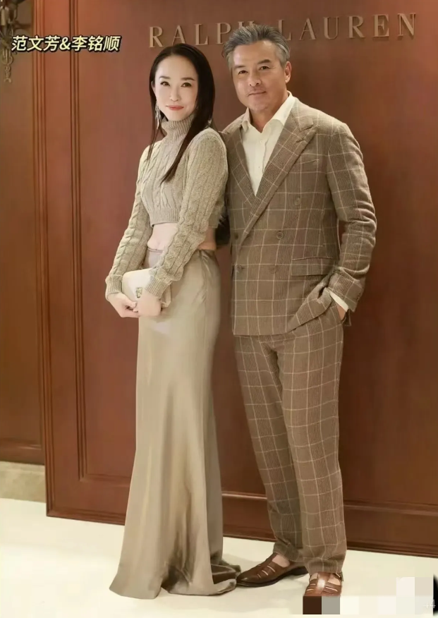 新加坡“第一美女”与丈夫同框，女星抗老颜值把老公衬成“爹”。