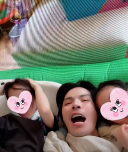 向佐郭碧婷带儿女抓娃娃、滑雪！女儿好高个头到爸爸腰部！向佐分享了一家四口外出玩