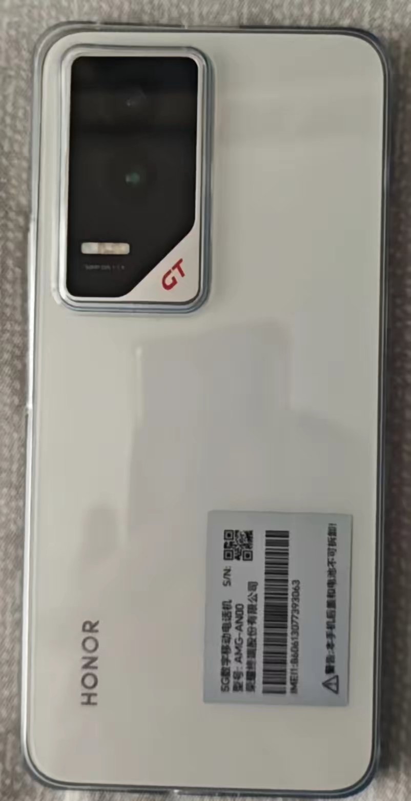 大伙都瞅着8300mAh的续航，可这台被冷落的性能小钢炮荣耀GT咋没人提