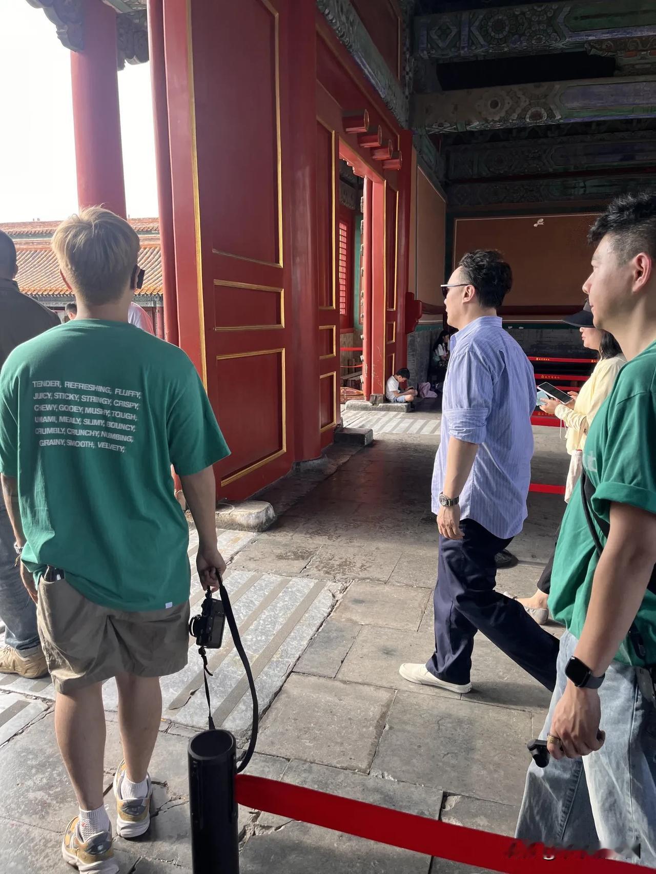 陈奕迅和女助理同游北京故宫！私人行程还是很低调的，有粉丝现场认出陈奕迅，想上前和