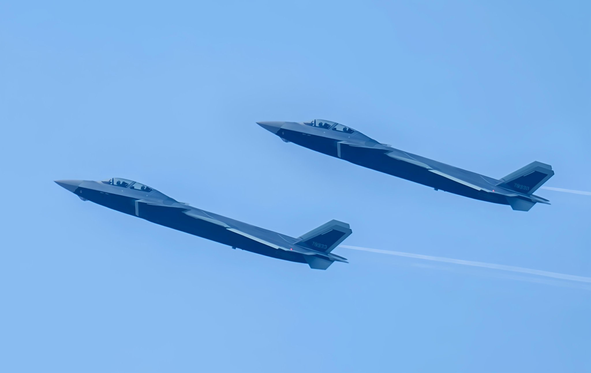 九三阅兵解读全球首款五代半战斗机，歼-20S将引领未来空战格局！在九三大阅兵的