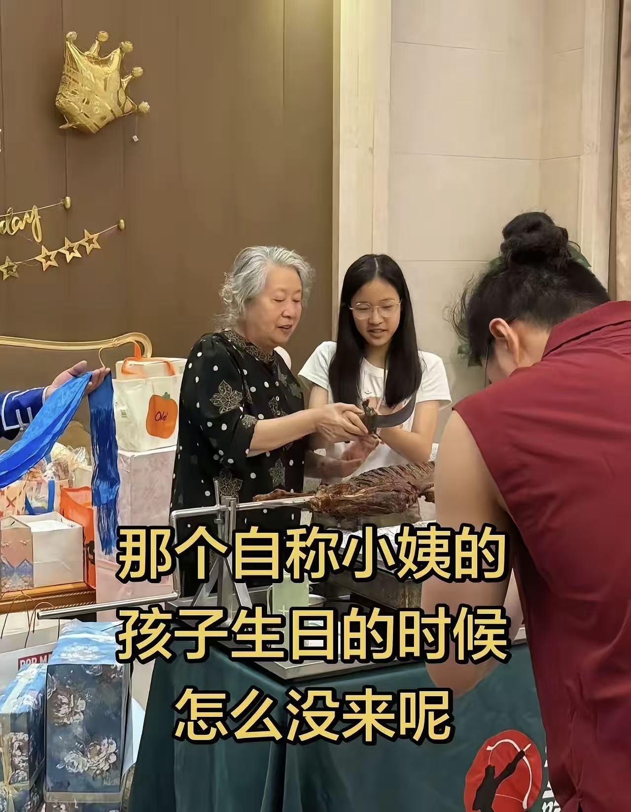 张雪峰母亲和女儿近照曝光！这是被逼着发的近照，张雪峰的母亲被一位叫张张的女子