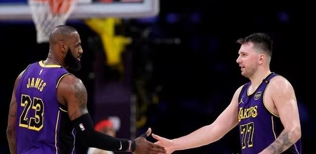 北京时间1月13日，据湖人队记DanWoike报道，尽管交易截止日临近，但湖人队