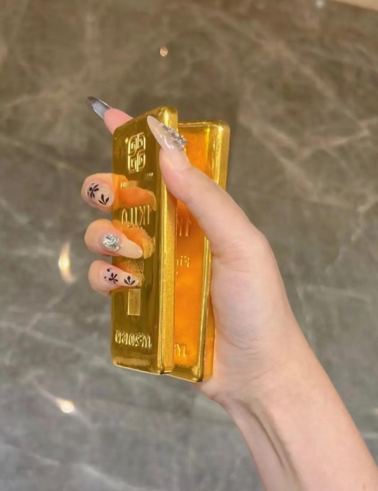 11月10日下午，我一口气卖了200克黄金，因为金价大涨了，而且一夜之间涨到