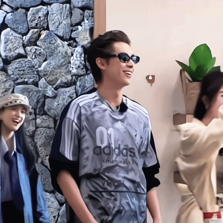 王鹤棣在哥哥们面前彻底“解放天性”，光脚坐小推车、撒娇卖萌，这哪是客栈老板，分明