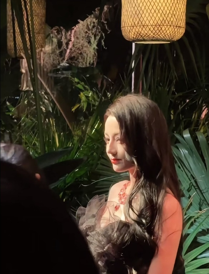 真正的美人不惧任何灯光“顶光就是她的修容”