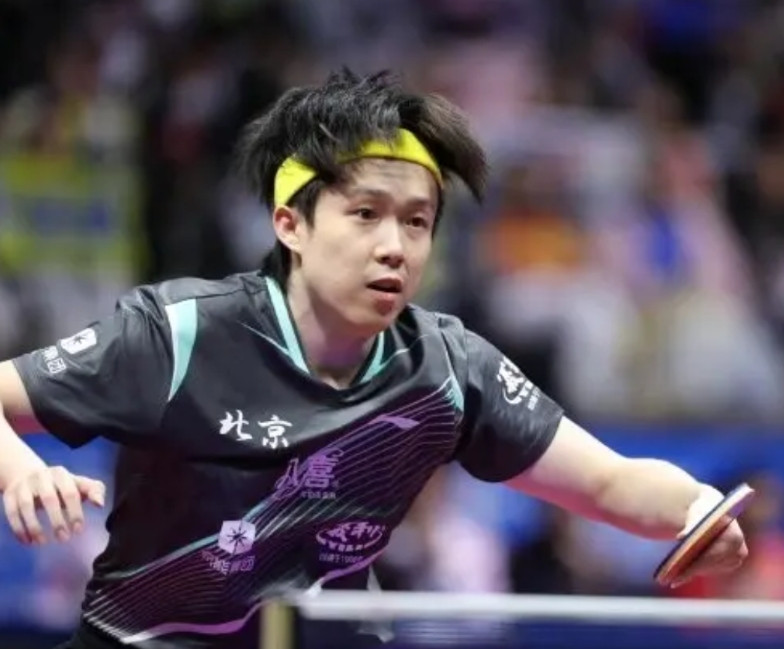 樊振东把国家队前三号主力都检验了一遍！单打半决赛4比2击败了世界排名第一、新科