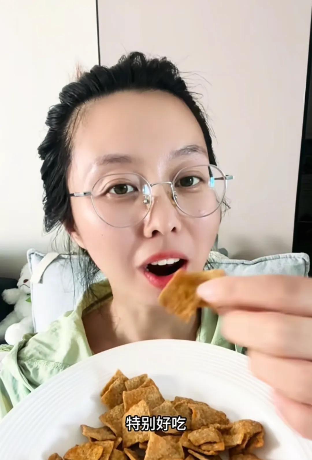 田静回到驻马店两三天了，昨天也直播了一场，与网友们怼来怼去！田静说就因为我过去
