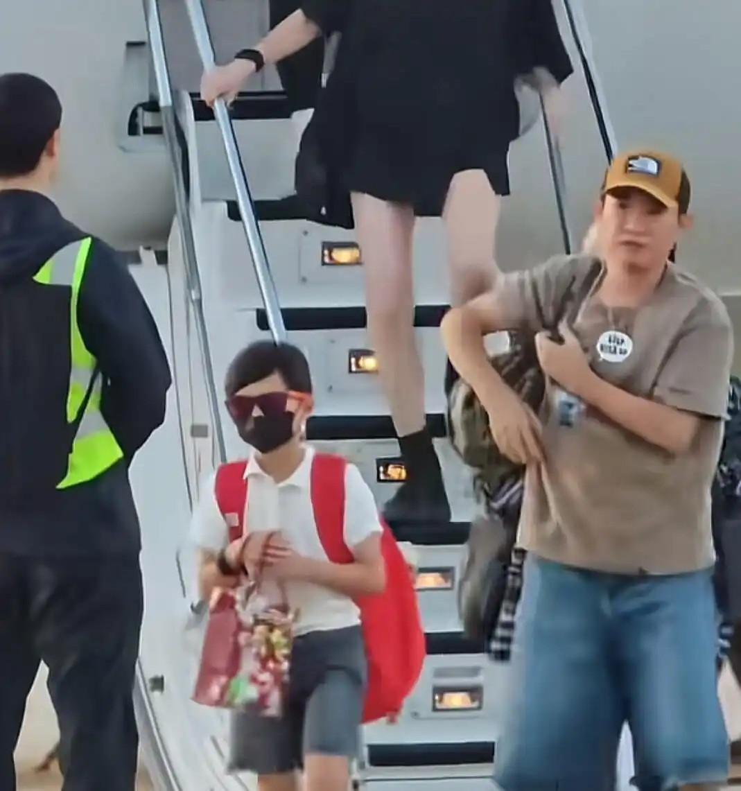 周杰伦携一双儿女空降北京！小女黏人挂身上，儿子独立拎包超懂事