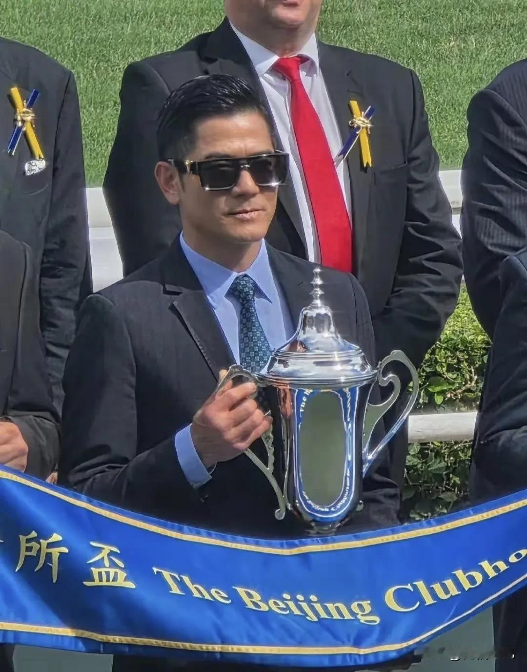 从冷气维修工、伴舞，到香港乐坛四大天王之一，直至现在跻身上流社会，成为香港赛马会