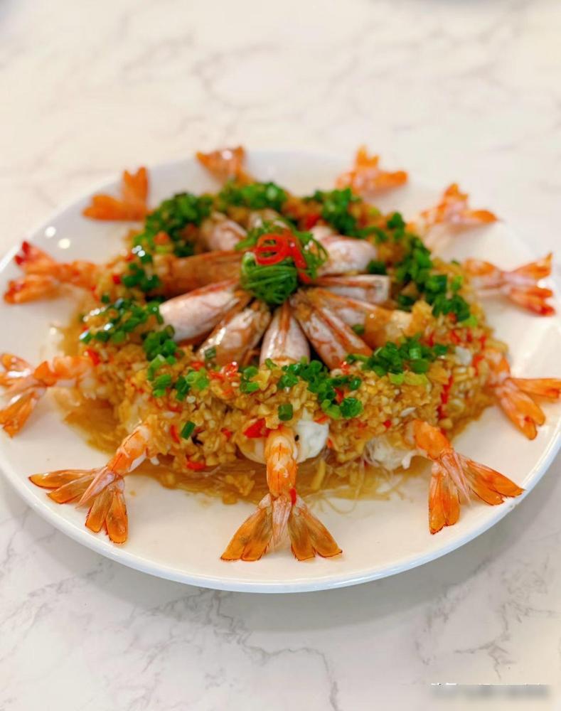 挺佩服我婆婆那张嘴的，不管桌上摆的是山珍海味还是路边熟食，她最后都能把它变成我小