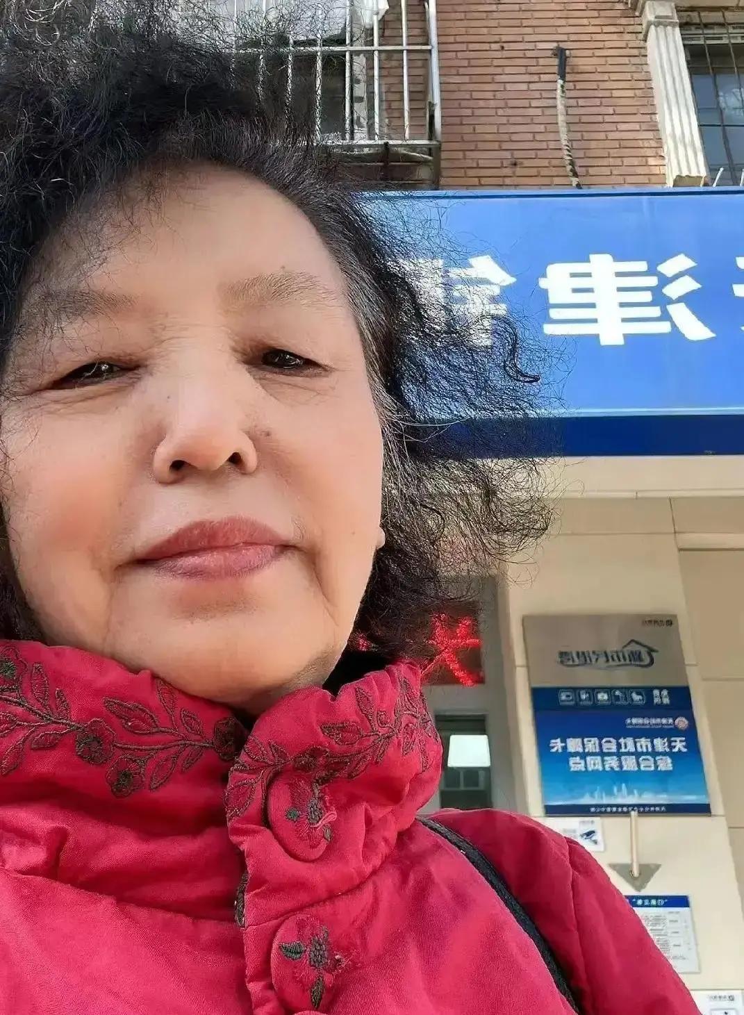 天津陈姐去银行存三年定期，柜员顺手塞给她五十块“幸福存款”补贴，她转身就换了一袋