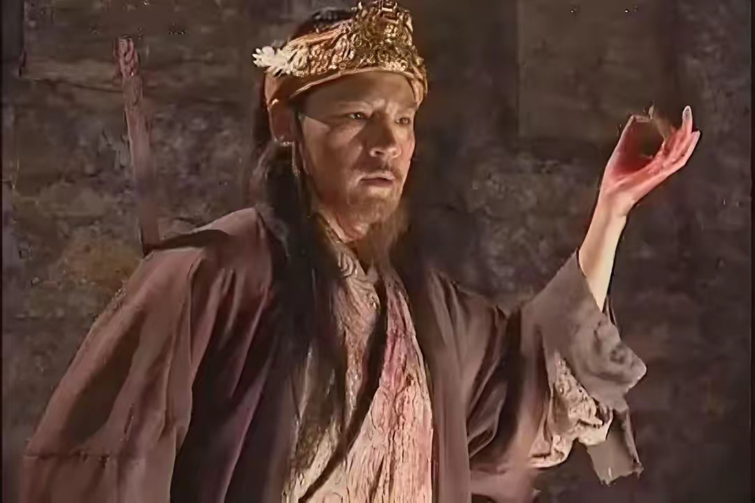 在《笑傲江湖》里令狐冲发现思过崖山洞后，为什么一直保持沉默？任何一个稍有江湖经验的人应该都能判断出来