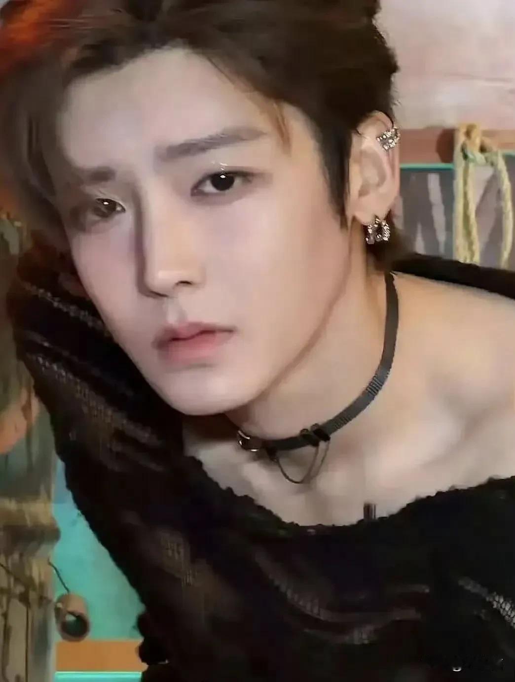 也是看不懂侯明昊的路线了，本来就被说长得过于秀气，拍戏没有性张力，和女主像是在比