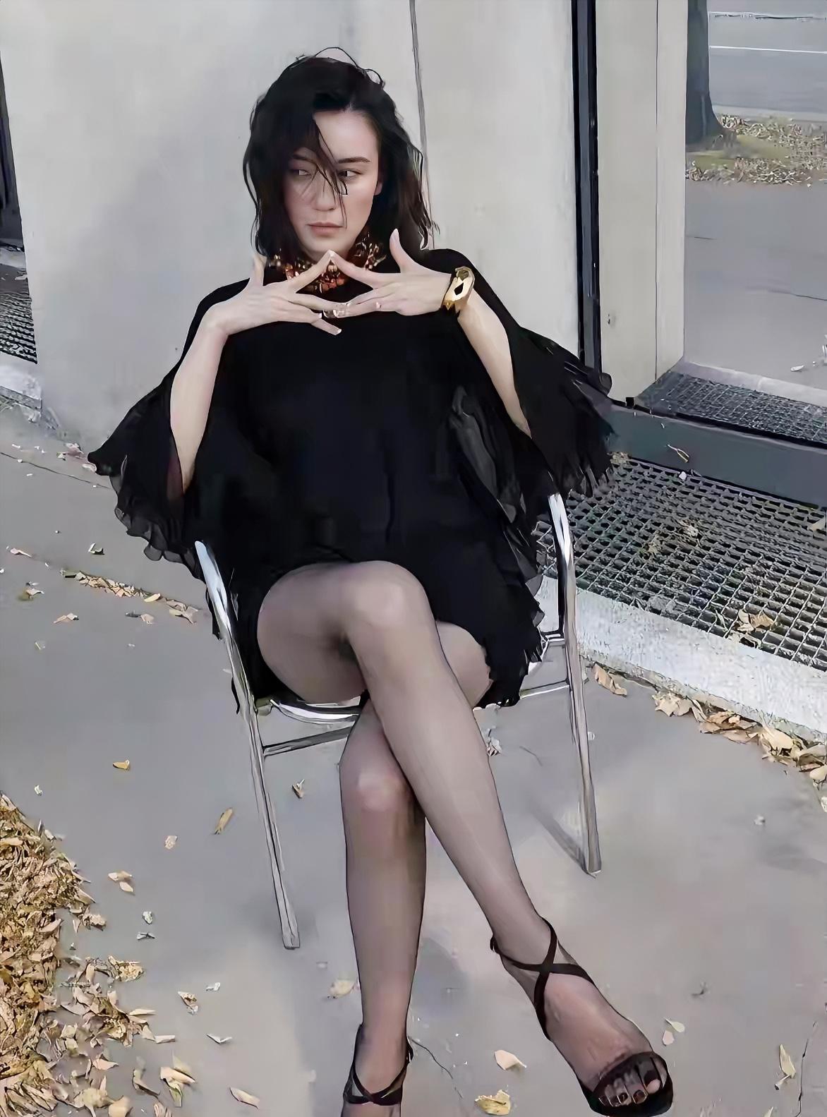 宋佳，黑丝袜配黑色脚指甲油，简直美翻了