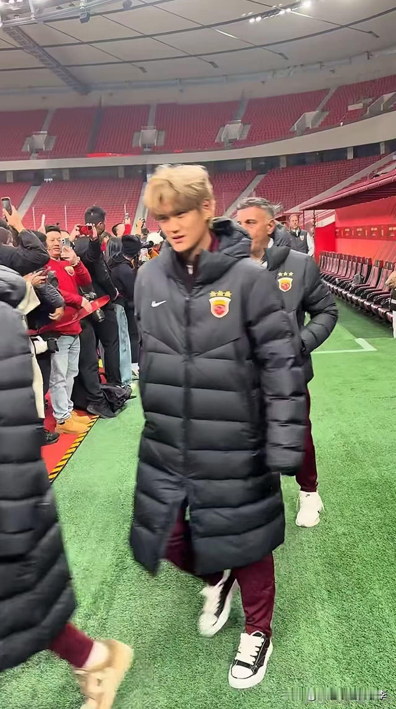 刘祝润参加上海海港夺冠庆典活动！在上海海港中超三连冠庆典活动中，我们看到了刘祝