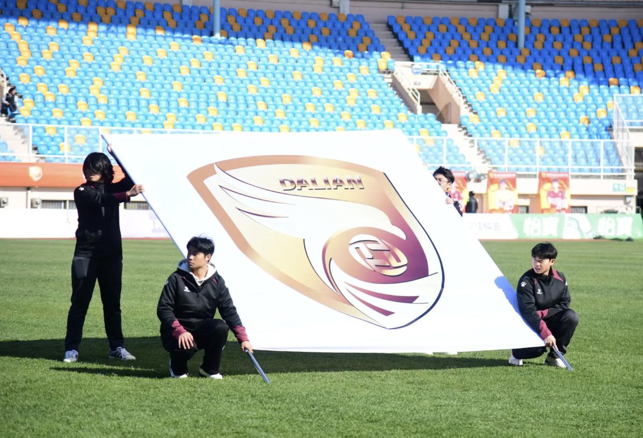 🔥“冲甲成功却欠薪，中国足球的笑话又更新了！”大连鲲城刚升级就翻车，210万奖