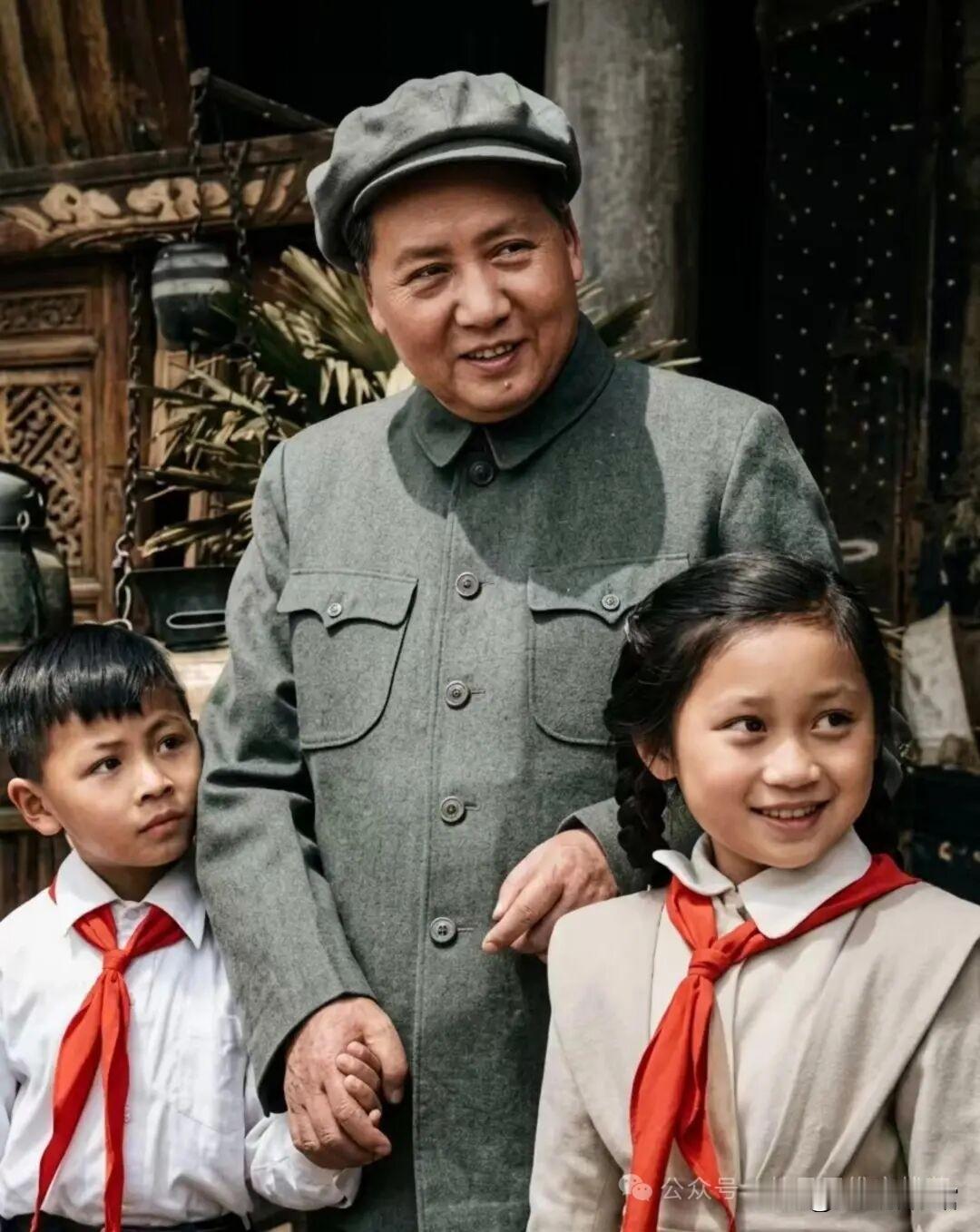 毛主席与佩戴红领巾的少年儿童温情相依。领袖亲切和蔼的神态，传递出老一辈无产阶级革