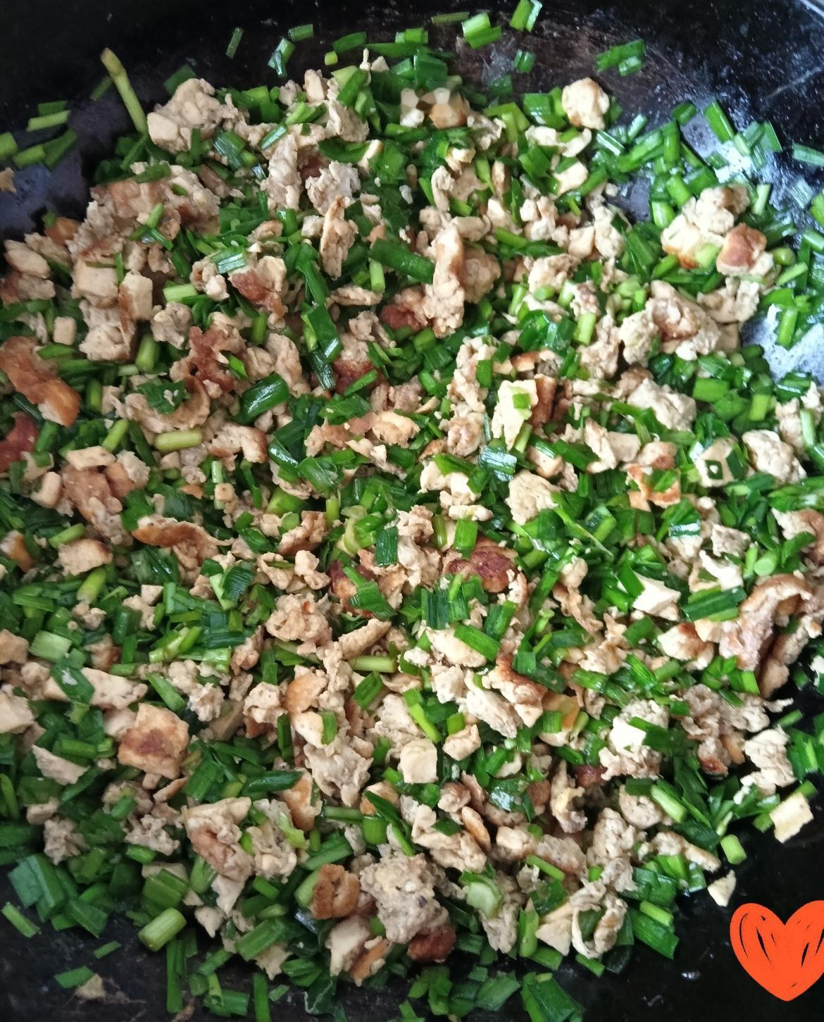 这是刚炒好的韭菜鸡蛋豆腐馅儿，准备包饺子咯～翠绿的韭菜、金黄的鸡蛋碎和嫩白的豆
