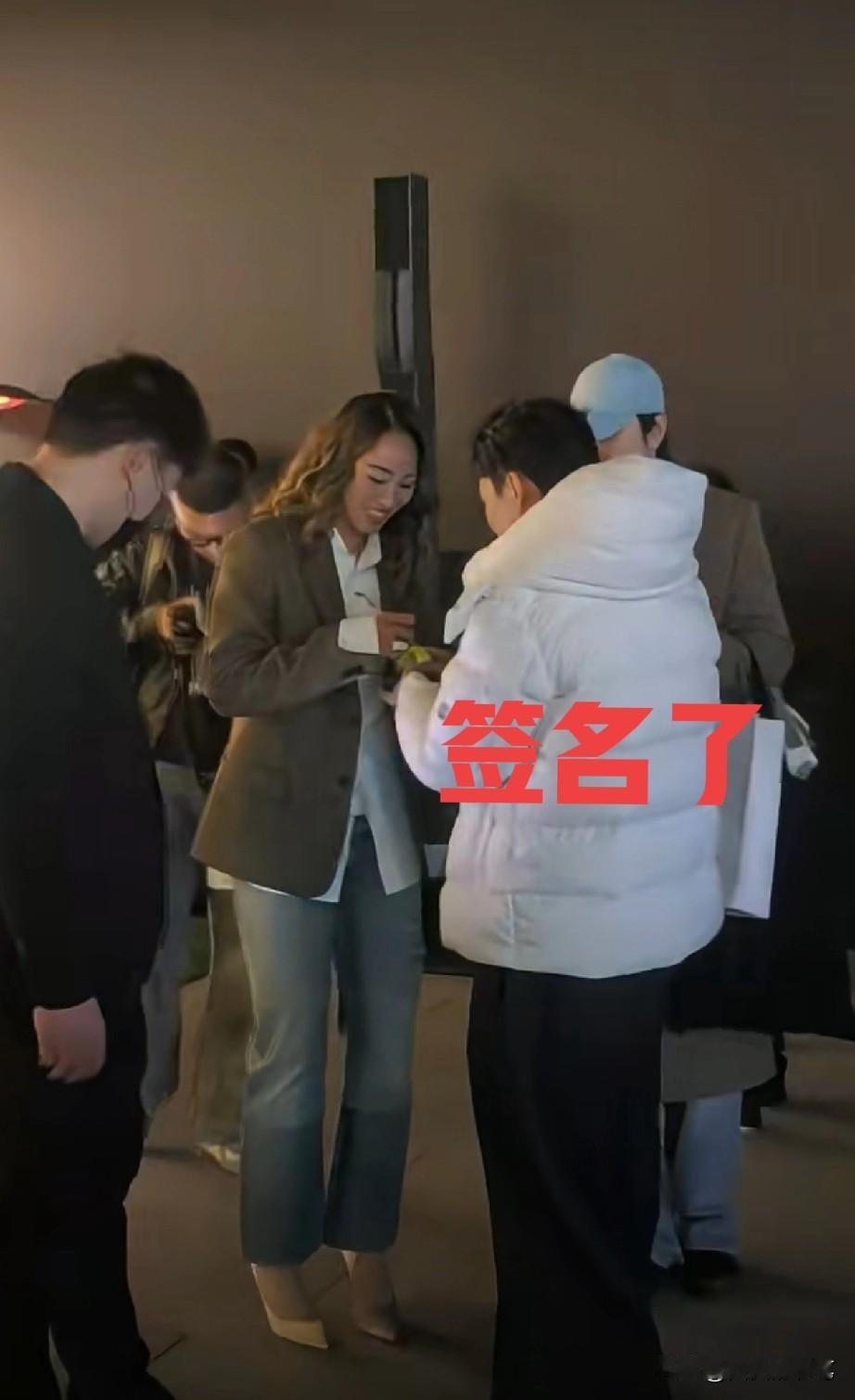 穿西装的郑钦文，气势满满[呲牙笑]这不，她刚被邀请参加完活动，就被粉丝抓住了。她