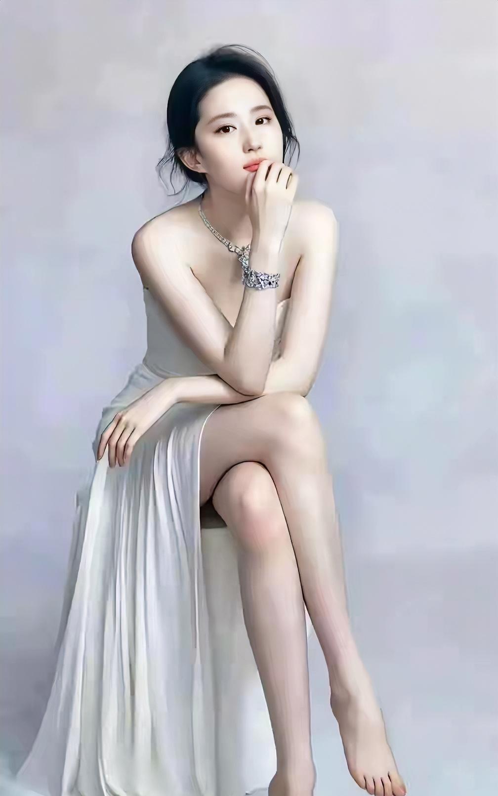 刘亦菲，170cm，光脚丫好美，手和脚都好白，你们看看是不是呢？