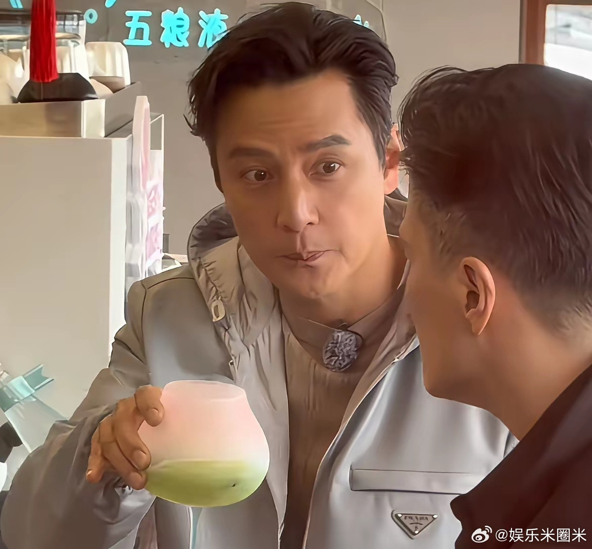 笑不活了！吴彦祖和尹子维逛西湖，两大男神居然只买一杯奶茶，你一口我一口。吴彦祖穿