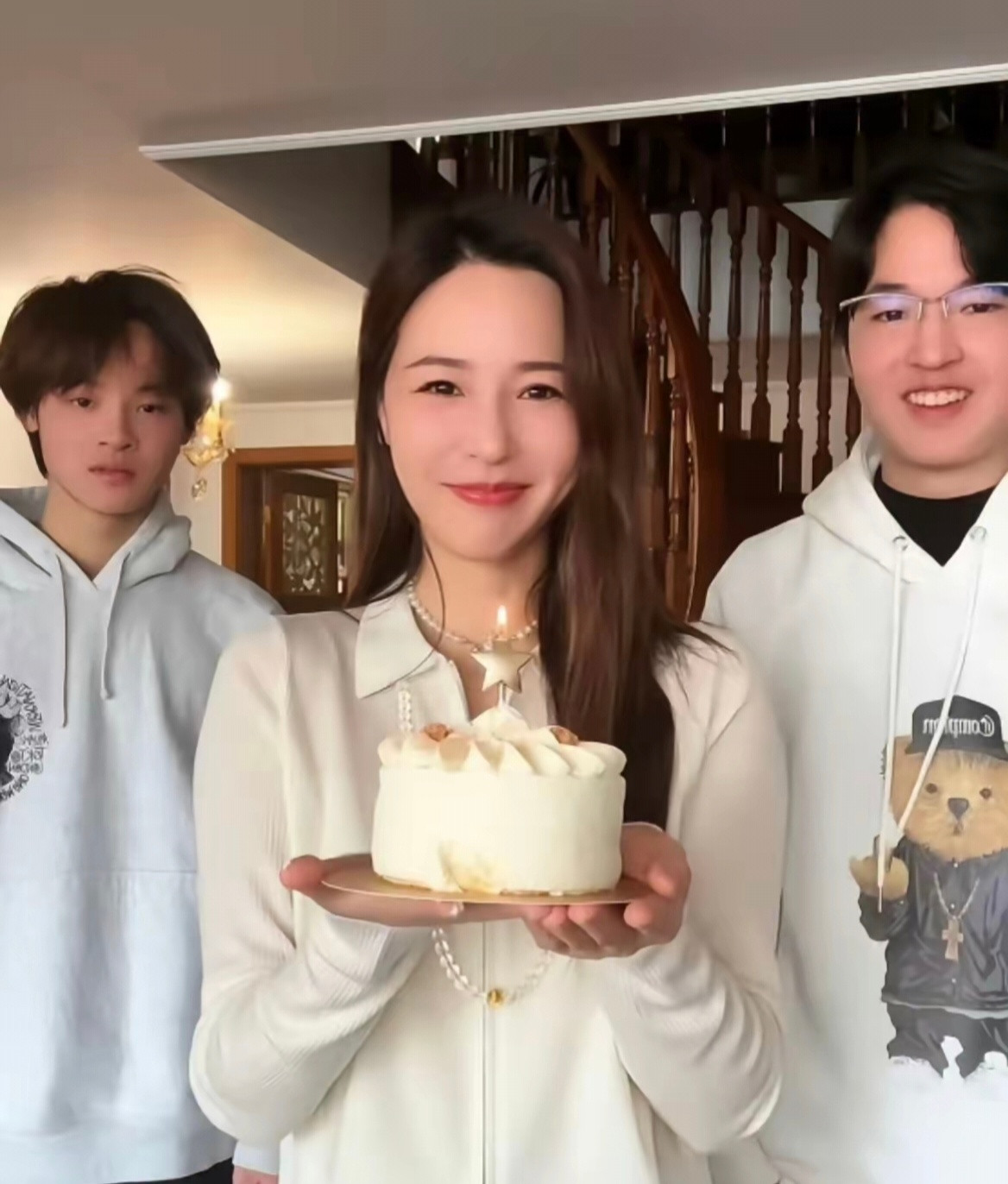 吴佳妮两儿子基因是真强个子全超过一米八了，老大马世天斯斯文文的，眉眼特像马景涛年