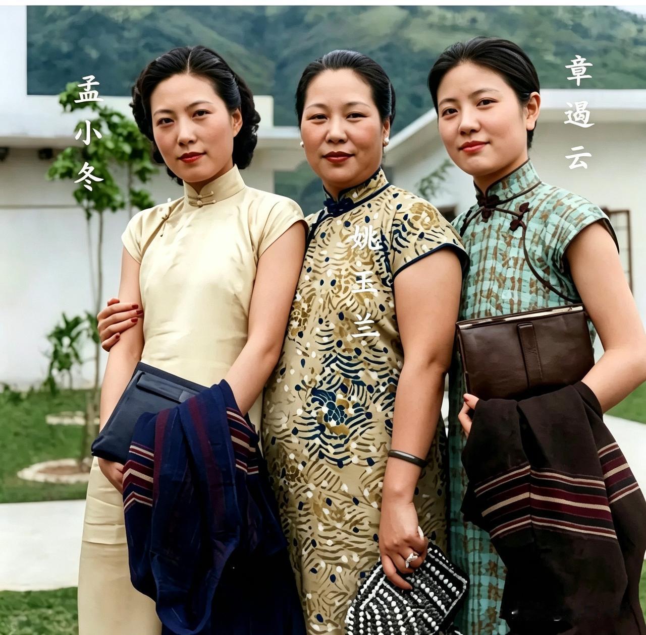 这张合影真少见。孟小冬、姚玉兰、章遏云，三个人往那一站，不用演，气质就出来了。