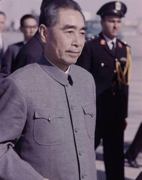 1957年，周总理在杭州楼外楼宴请到访的外宾，刚咬了一口糖醋丸子，脸色一下变了，