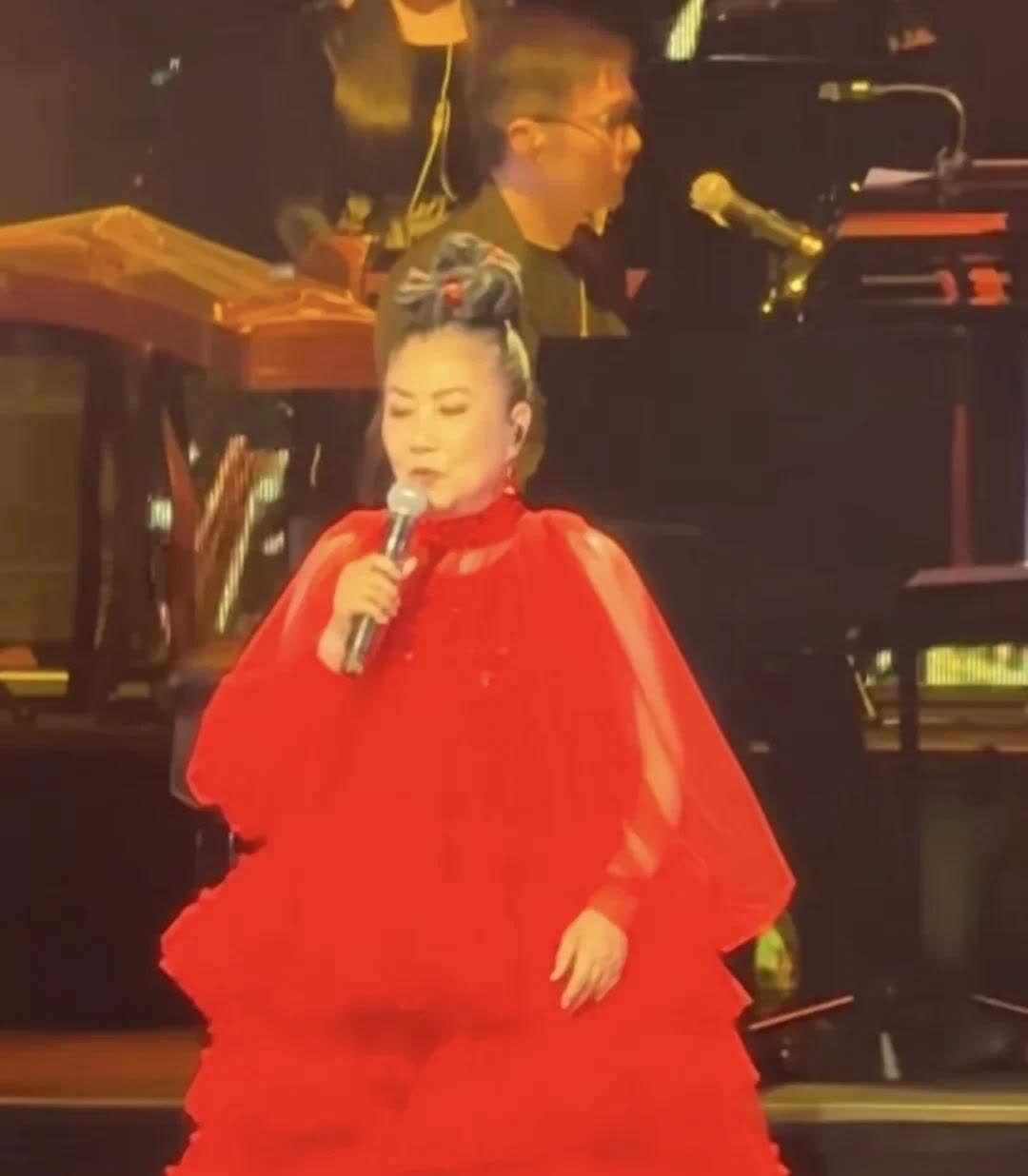 好多人吐槽汪明荃上海演唱会，说票价贵，阿姐年纪大，臃肿肥胖，唱歌跑调。声音不稳，